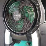車中泊の暑さ対策・換気に、自動首振り機能付き充電式電池の扇風機で車内を快適にする